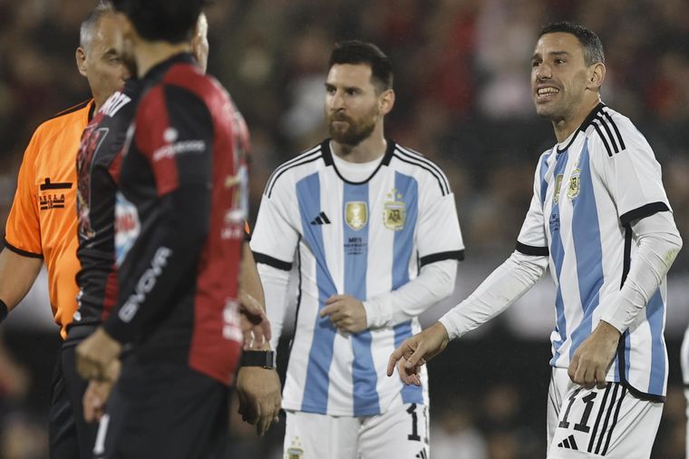 Messi volvió a jugar en la cancha de Newells. Foto: EFE