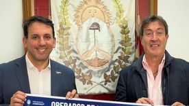 Pablo Aristizábal, especialista en educación y tecnología, junto al ministro de Educación Tadeo García Zalazar están comenzando con la implementación del programa “Mendoza Aumentada” Pablo Aristizábal, especialista en educación y tecnología, junto al ministro de Educación Tadeo García Zalazar están comenzando con la implementación del programa “Mendoza Aumentada”