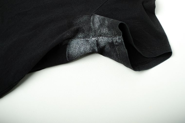 Mancha desodorante Paso a paso para sacar las manchas. Foto: Fuente: Shutterstock