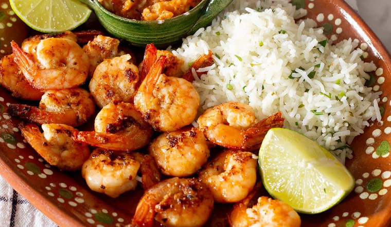 Esta receta tiene su origen en la cocina costera mexicana, donde el mojo de ajo se utilizaba no solo por su sabor intenso, sino también porque el ajo ayudaba a conservar mejor los mariscos frescos en climas cálidos.