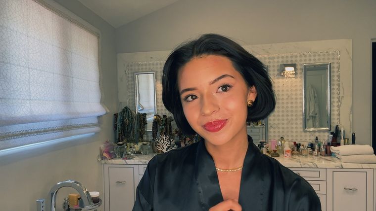 Ángela Aguilar llamó la atención de su público por unas peculiares gafas. Foto: Vogue