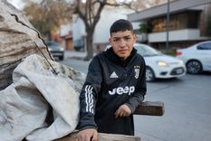 Alexis recorre más de 20 kilómetros por día para buscar cartón. Foto: Pablo Icardi