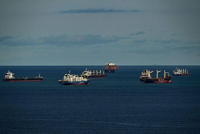 La congestión de barcos frente al Canal de Panamá es más intensa desde la guerra en Irán.