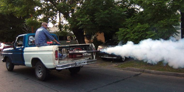 Fumigaciones como medida preventiva contra el dengue. Foto: NA