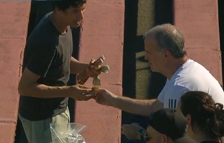 El DT disfrutó de una tarde viendo un partido del plano local. Foto: Captura