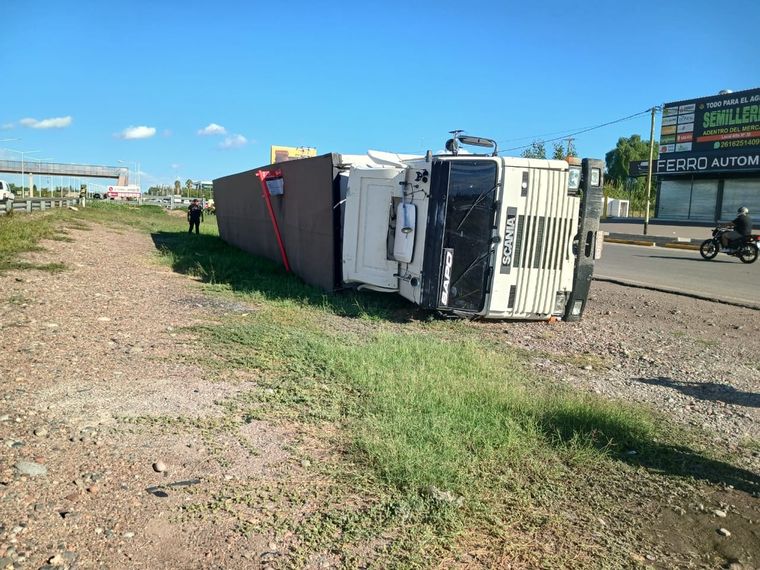 El camión quedó volcado sobre la banquina derecha.&nbsp;