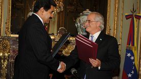 Jorge Taiana junto a Nicolás Maduro Jorge Taiana junto a Nicolás Maduro