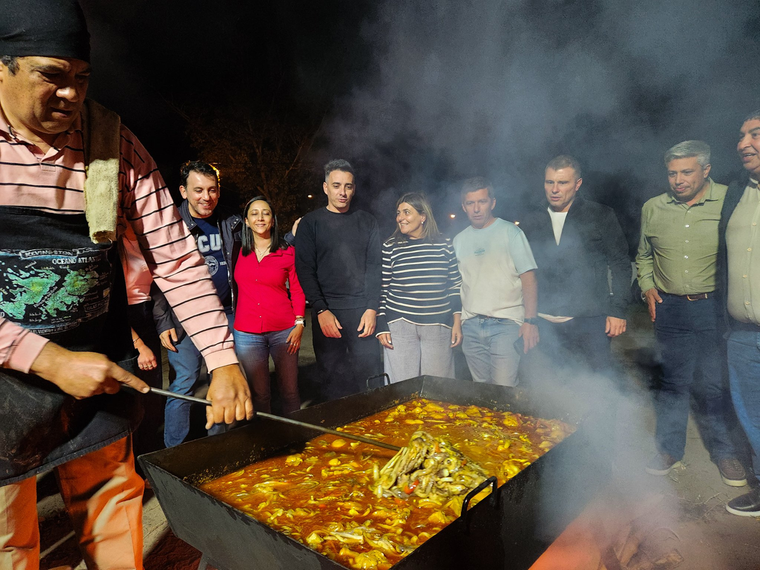 El intendente de Tupungato junto a otros dirigentes radicales en la paella que se realiza todos los años en General Alvear. Foto: @TadeoGZ