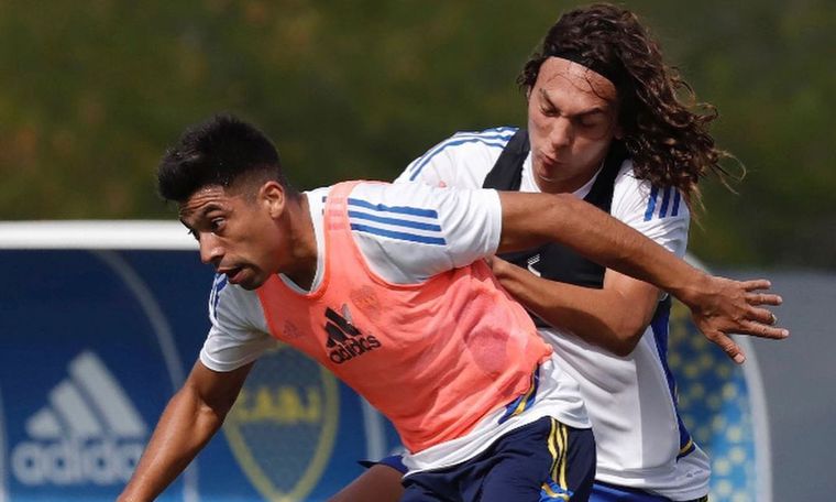 Vallejo marca a Ramírez en la práctica con la Primera. Foto: IG @lucho_valle05