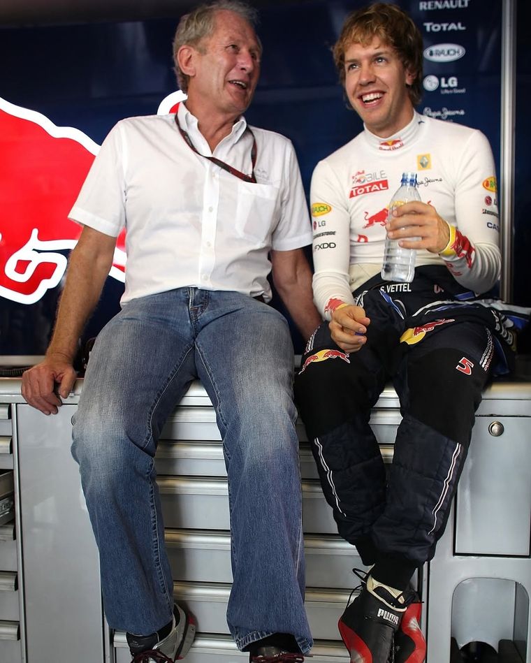 Helmut Marko junto a Sebastian Vettel, uno de los campeones de la Fórmula 1 con Red Bull. Helmut Marko junto a Sebastian Vettel, uno de los campeones de la Fórmula 1 con Red Bull.