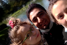 tiene 3 anos, perdio la vision por una enfermedad y necesita $8 millones para recuperarla