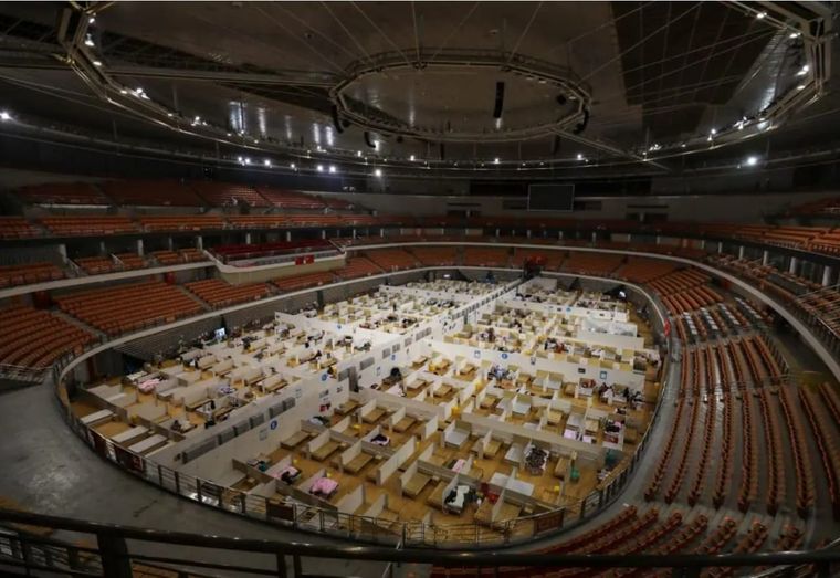 Wuhan China. El Estadio deportivo se ha convertido en un hospital para pacientes con COVID-19. Foto: STR, AFP, GETTY