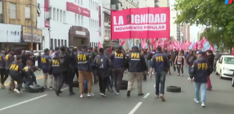 Integrantes del movimiento llevaron neumáticos para quemarlos durante la manifestación Foto: X