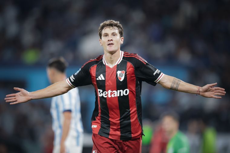 Festeja River. Marcos Rojo se tiró a barrer, erró y dejó mano a mano a Facundo Colidio con Cambeses, quien no perdonó y puso el 1-0.