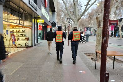 MDZol | Las calles del centro de Ciudad fueron el reflejo de una jornada llena de incertidumbre y temor Foto: Nicolás Loscocco / MDZ