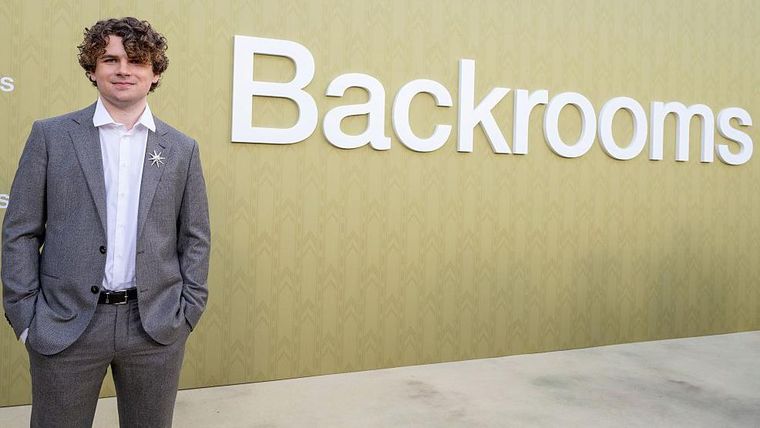 El director Kane Parsons, de 20 años, captó la atención de Hollywood después de que se hiciera viral su cortometraje de YouTube sobre los backrooms.