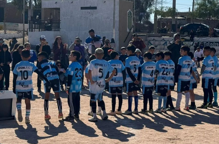 Son 84 niños y niñas los anotados para viajar Foto: Instágram: @imperial_f_c_2010