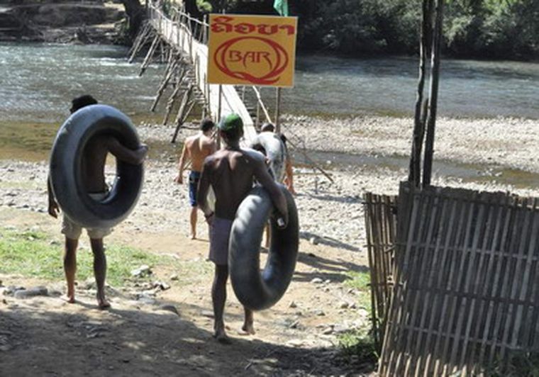 Locales y turistas en camino al tubing.