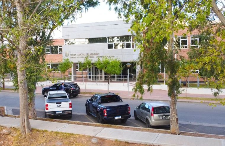 Dos hombres y una mujer vendían drogas frente a una escuela primaria en Neuquén y fueron imputados.