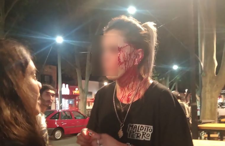 Así quedó la moza, minutos después de ser agredida