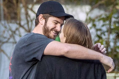 Andrew Garfield fue visto paseando con su nueva novia, una modelo de Sports Illustrated. Foto: Splash News/The Grosby Group