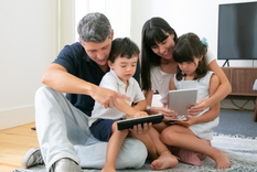 El control parental en el uso de Internet y las redes sociales es más importante que nunca, especialmente durante las vacaciones de verano. Foto: Freepik