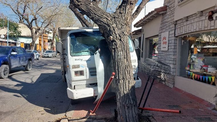 El camión impactó contra un cartel y un árbol en la vereda de calle Yrigoyen. El parabrisas quedó astillado.