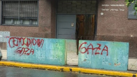 La fachada de la escuela con las pintadas que fomentan el antisemitismo.