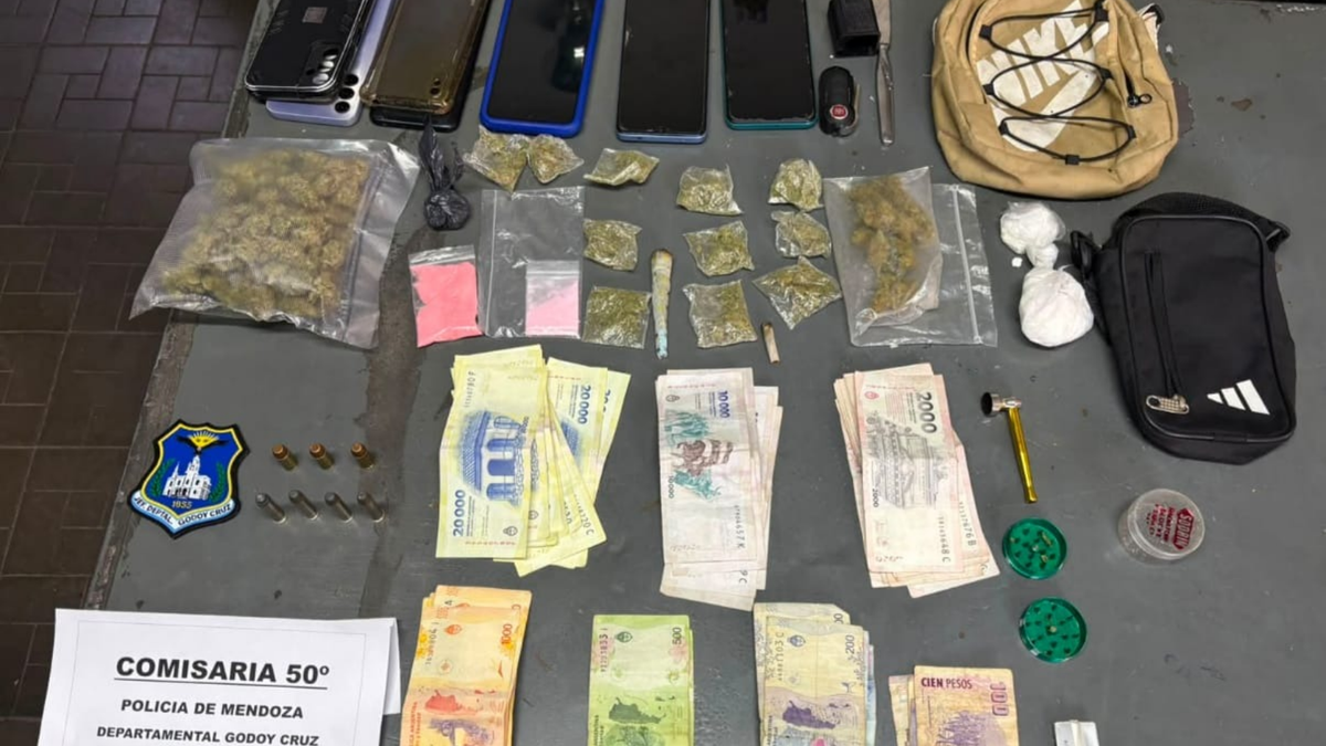 Cayeron cuatro hombres en Godoy Cruz con droga, efectivo y municiones dentro de un auto