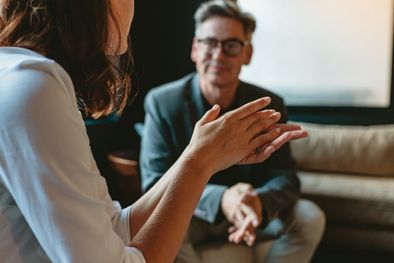 MDZol | Mover las manos al hablar puede tener varios significados, según la psicología Foto: Shutterstock