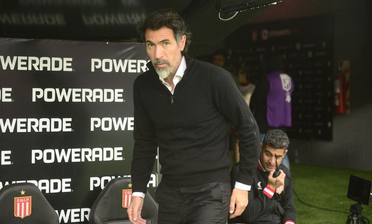 Eduardo Domínguez puso en duda su continuidad como DT de Estudiantes y apuntó contra la dirigencia.