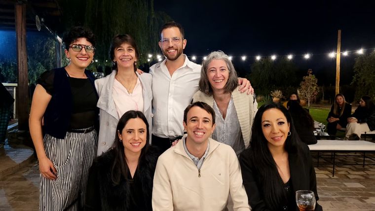 Dulce Lucero, Adriano Delpodio, Julieta Mortero, Victoria Valverde, Mariángeles Conti y Esteban González Mazzei. Dulce Lucero, Adriano Delpodio, Julieta Mortero, Victoria Valverde, Mariángeles Conti y Esteban González Mazzei.