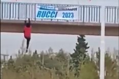 El joven habría estado colgando un cartel político