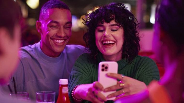 ¿Se comporta igual en pareja que cuando está sola? Actitudes calladas, sumisas o evasivas, distintas a la norma pueden ser otra señal de aviso. Foto: GETTY IMAGES