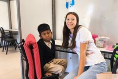 Giovanni Rojas junto con Zoe Chagnaud en una de sus sesiones de recuperación de funciones fonológicas. Foto: UNCuyo