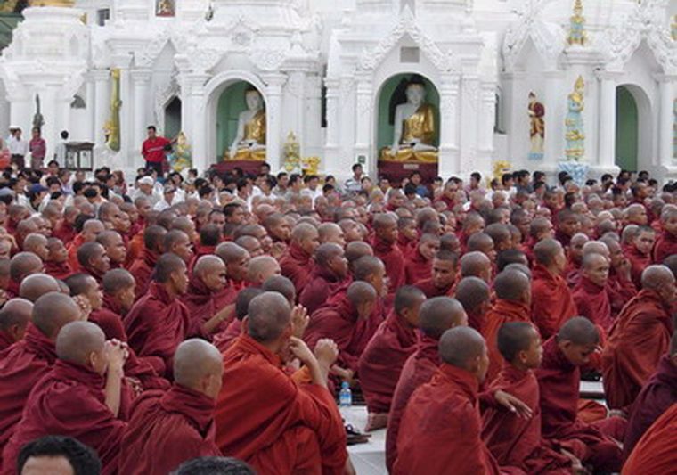 Los monjes se dirigieron descalzos hacia la pagoda de Shwedagon, el sitio budista más famoso de Myanmar. Foto: EFE