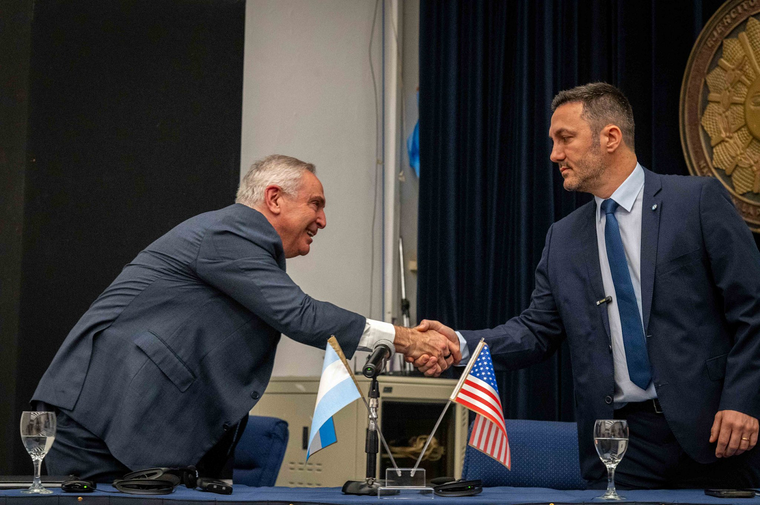 Apretón de manos. Luis Petri y Marc Stanley, el embajador de Estados Unidos en Argentina. Foto: X Luis Petri