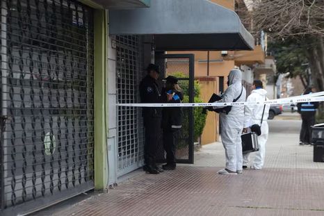 En medio de la pelea, la vecina logró oír una frase lapidaria: “¿Qué hacés, hijo de puta?”. En medio de la pelea, la vecina logró oír una frase lapidaria: “¿Qué hacés, hijo de puta?”.