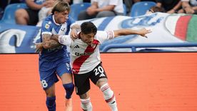 Milton Casco, lateral de River, intenta escapar de la pegajosa marca de Maher Carrizo. 