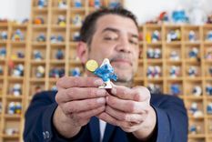 la increible coleccion de pitufos de adrian cormillot: tiene mas de 650 la increible coleccion de pitufos de adrian cormillot: tiene mas de 650