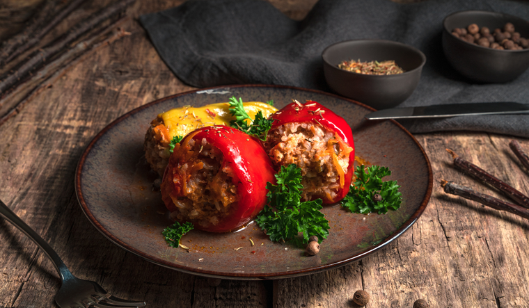 En algunas regiones, la receta tradicional de picadillo cambia por completo al agregar ingredientes locales, como plátano macho o especias regionales.