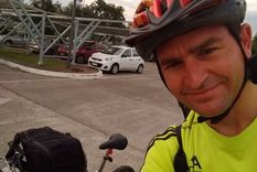 Juan Pinasco antes de pedalear 18 kilómetros desde el aeropuerto hasta su alojamiento en Tucumán. No imaginaba que iba a sentir uno de los sismos más fuertes que vivió la provincia en los últimos años