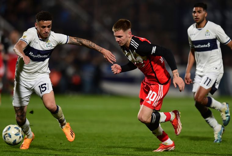 Mastantuono intenta penetrar el área de Gimnasia ante la marca de Pintado en el último choque entre el Millonario y el Lobo: fue 1-1 en La Plata por la Liga 2024. Foto: Foto Baires