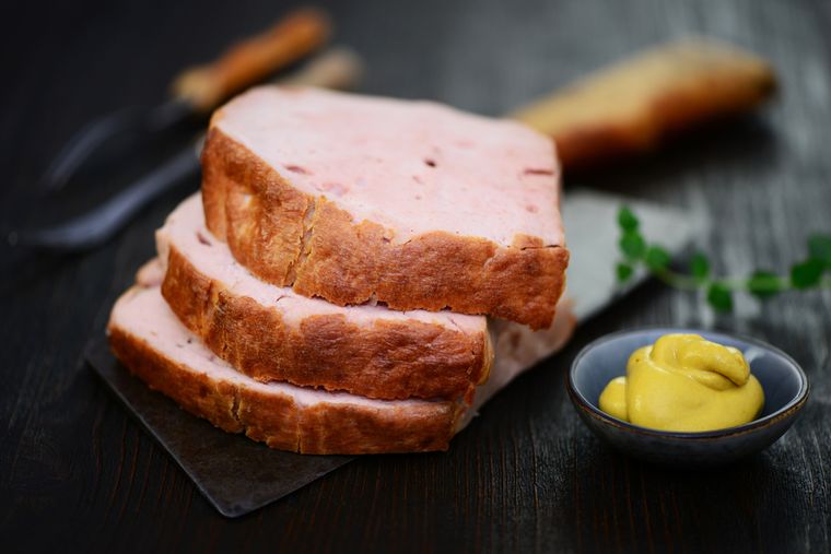 La receta de pan de carne se popularizó en el siglo XIX como una forma económica de rendir la carne picada. La receta de pan de carne se popularizó en el siglo XIX como una forma económica de rendir la carne picada.