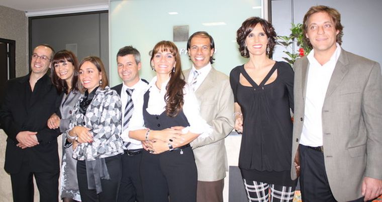 Los doctores Gonzalo Aguiar, Augusto Bosshardt, Carlos Nigito y Gustavo Kalnisky con sus mujeres. Foto: Gentileza