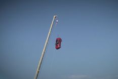 Volvo lanza autos desde 30 metros de altura