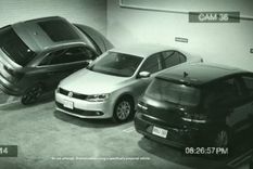 este conductor te ensena la forma mas extrema de estacionarse