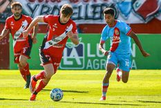 El delantero de Maipú Pio Bonacci se lleva el balón ante la marca de Esteban Fernández, mediocampista de Arsenal de Sarandí. Foto: Prensa Deportivo Maipú