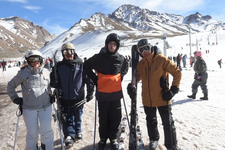 Ellos son de Mendoza y tienen un 10 esquiando: Lucía Jardel, Julián, Joaquín y Javier Matas. Ellos son de Mendoza y tienen un 10 esquiando: Lucía Jardel, Julián, Joaquín y Javier Matas.