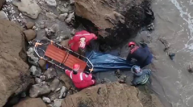 El cadáver fue hallado en un sector rocoso junto al mar. Foto: Captura de video